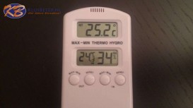 Een hygrometer gecombineerd met een thermometer. Boven staat de buitentemperatuur, daaronder links de binnentemperatuur en rechts de relatieve luchtvochtigheid. Hier is het te warm en te droog.